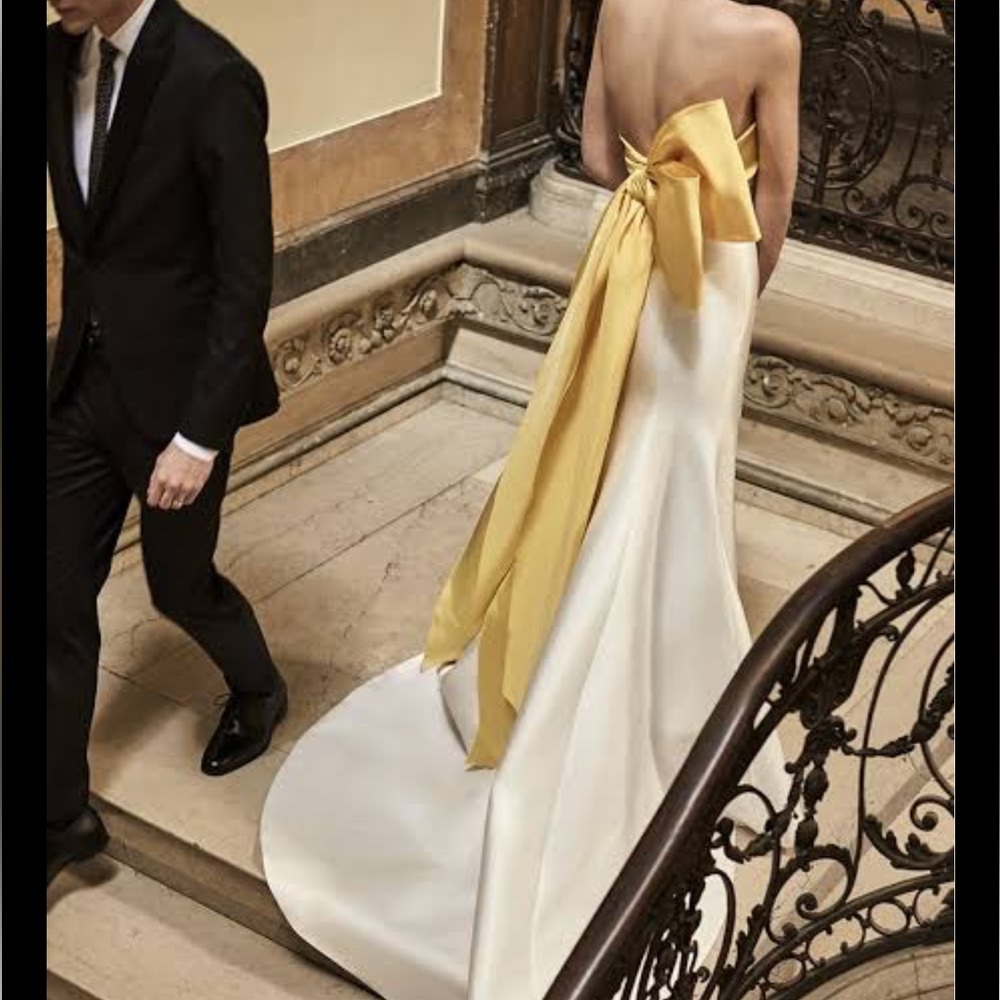 Carolina Herrera Hunter Wedding Gown - Picture 4 of 5